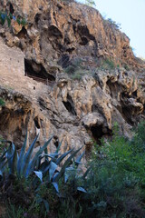 la falaise de Cotignac avec ses habitations troglodytiques