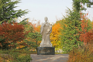 Sculpture of Li Shizhen, an ancient Chinese physician in a park - obrazy, fototapety, plakaty