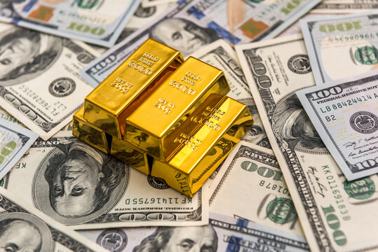 Gold bullion lying on us money