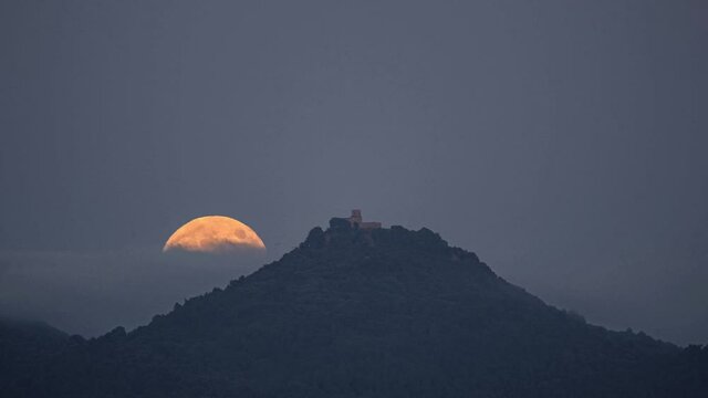 Salida de luna sobre el Tur&oacute; del Tagamanent (4 de Julio del 2020)