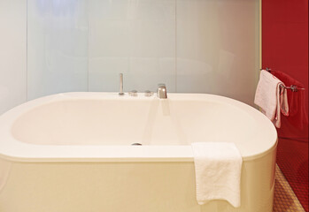 Badewanne in modernem Badezimmer