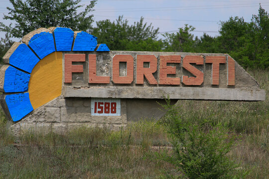 Entrance to the city of Floresti, Moldova. The name of the settlement with the year of foundation 1588