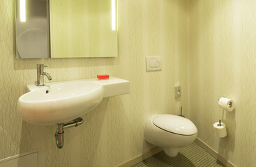 Waschtisch und Toilette