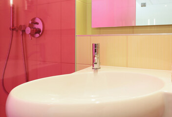 Wschbecken in modernem Bad mit viel Glas