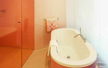 Badewanne in modernem Badezimmer