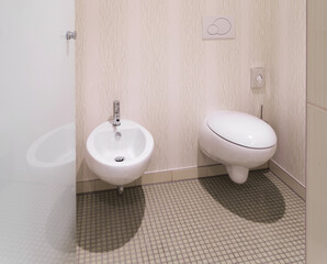 Toilette und Bidet