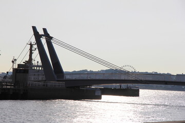 Obraz premium 歩行者専用の跳ね橋「ブルーウィングもじ」(福岡県)