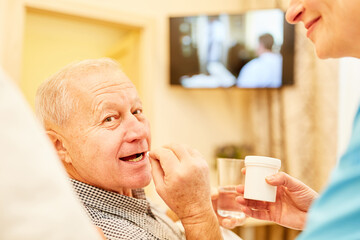 Senior Patient nimmt seine Tabletten