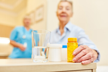 Senior Frau mit verschiedenen Medikamenten