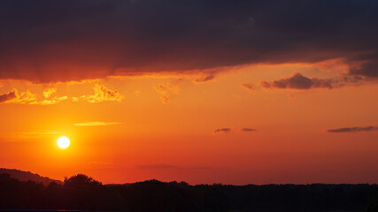Obraz premium Colorful orange sunset over the city