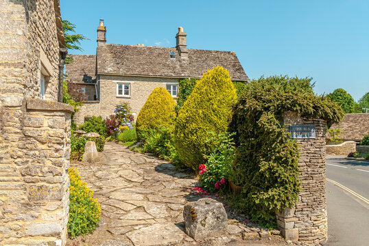Altes Postamt im Dorf Bibury in der Cotswolds Region nahe Cirencester, Gloucestershire, Suedostengland