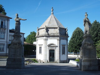 Fototapeta na wymiar Statuentreppe und Kapelle vor der Wallfahrtskirche Bom Jesus do Monte in Braga Portugal 