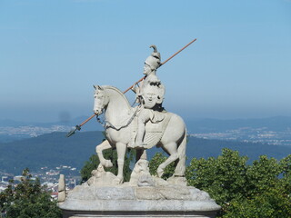 Reiterstatue vor der Wallfahrtskirche Bom Jesus do Monte in Braga Portugal
