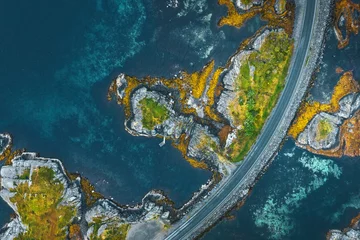 Keuken foto achterwand Atlantische weg Atlantische weg en oceaan in Noorwegen luchtfoto reizen prachtige bestemmingen top-down drone landschap van bovenaf