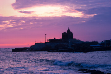 Obraz premium A sunset view of Swami Vivekananda Memorial rock in Kanyakumari,