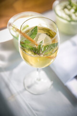 Glas Alkohol mit Eis und Minze