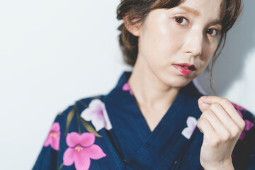 Obraz premium 浴衣を着た女性