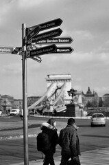 Puente de las Cadenas (Puente Széchenyi) en Budapest, Hungría con una señal en primer término.