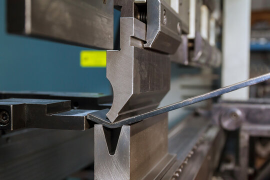 Bending sheet metal with a hydraulic machine at the factory