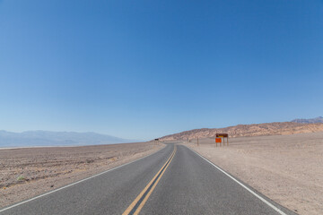 Fototapeta na wymiar carretera del desierto de Death Valley 