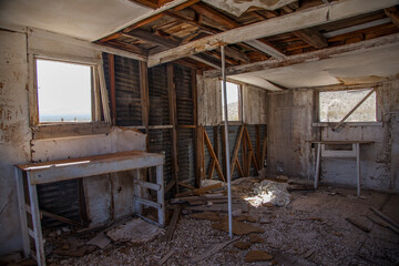 Fototapeta na wymiar interior de casa abandonada en Rhyolite, pueblo minero abandonado en el Death Valley