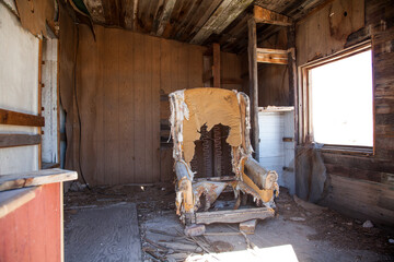 interior de casa abandonada en Rhyolite, pueblo minero abandonado en el Death Valley
