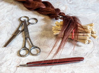 Hintergrund Antikes Friseurwerkzeug mit Haarzopf