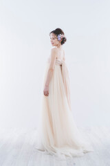 ウェディングドレスを着た女性