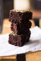 
Fresh coffee and morning breakfast with brownies on a wooden stand