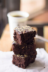 
Fresh coffee and morning breakfast with brownies on a wooden stand
