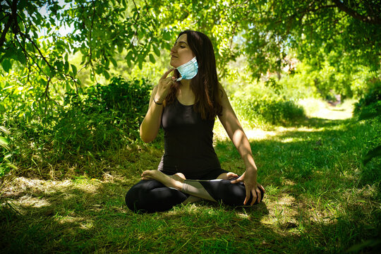 Mujer quitando mascarilla para entrenar