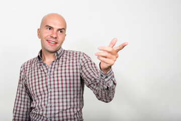 Naklejka premium Portrait of happy bald businessman pointing finger