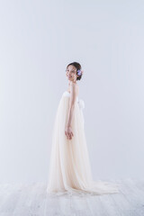 ウェディングドレスを着た女性