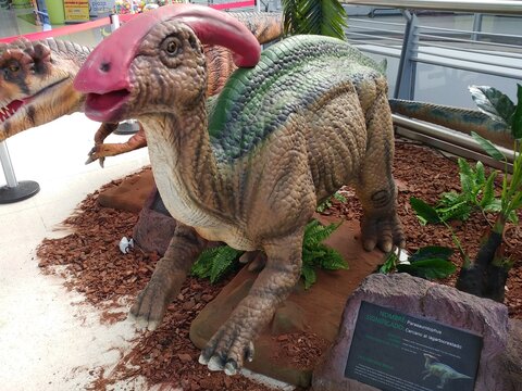 Figura animada de dinosaurio Parasaurolophus en exposici&oacute;n de animales prehist&oacute;ricos en centro comercial