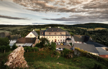 Fotos aus dem Kronenburger Tal. Nationalpark Eifel.

Schöner Panoramablick auf das Tal und die Berge des Schlosses Cronenburg. Schöne Sommerabendlandschaft.