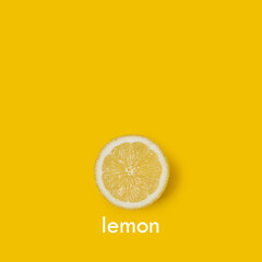 Rodaja de limón sobre un fondo amarillo brillante liso y aislado. Vista superior. Copy space. Formato cuadrado