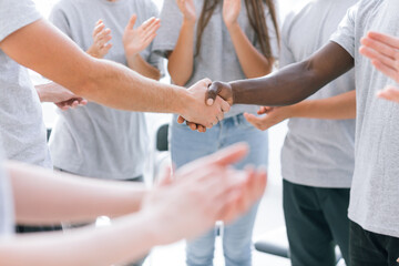 Obraz premium close up. youth forum participants applauding their leaders