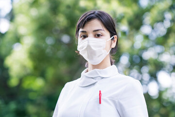 白衣の女性