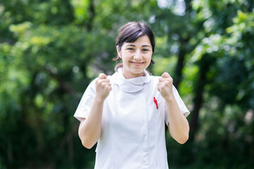 白衣の女性