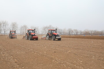 Obraz premium seeder sows in the field, North China