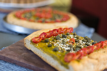 Detalhes de duas pizzas veganas.