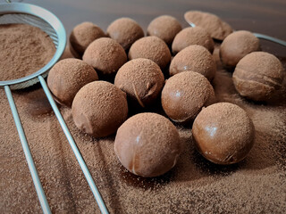 Delicious chocolate balls that, besides being very creamy, come covered with a wonderful cocoa...