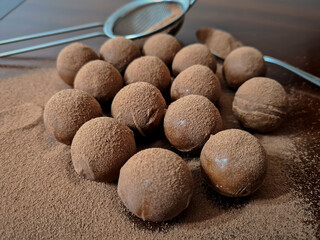 Delicious chocolate balls that, besides being very creamy, come covered with a wonderful cocoa powder.