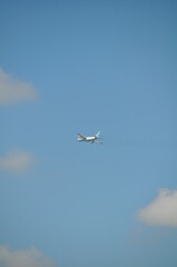 Fototapeta na wymiar Flugzeug am Himmel