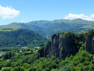 Fototapeta na wymiar Murol, Château et lac Chambon