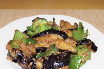 茄子とピーマンのゴマ味噌炒め