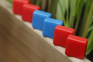 Kostki kafelki czerwone i niebieskie © Seance_Photo_Sylwia