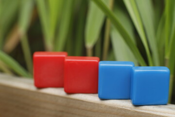 Kostki kafelki czerwone i niebieskie © Seance_Photo_Sylwia