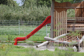 spielplatz mit einer rutsche wegen coronavirus gesperrt