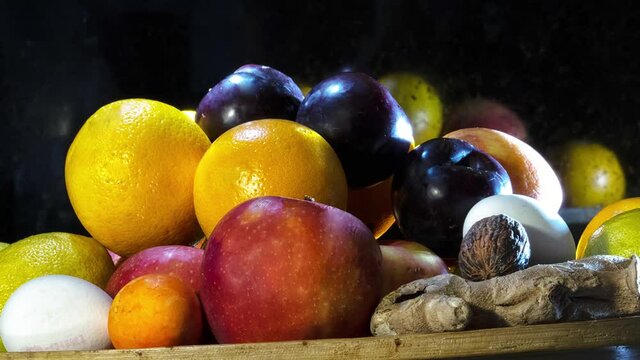 Verschiedene gesunde Fr&uuml;chte und Gem&uuml;se in der Sch&uuml;ssel.